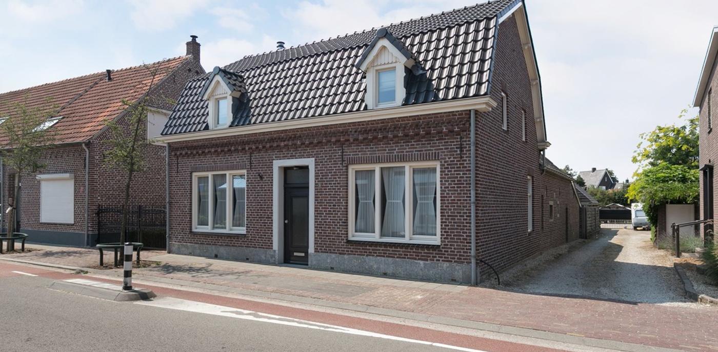 Dakkapel op mansardedak